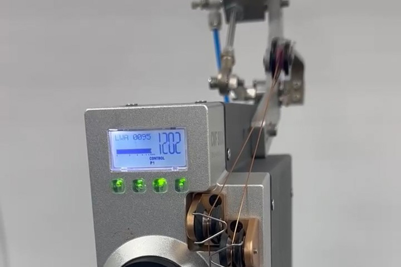 双电机感应伺服张力器在方形骨架绕制上的补控